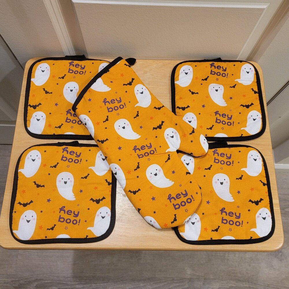 Halloween, hey boo! Oven Mitt & 4 Potholder set. Ghost & Bats. Never Used.